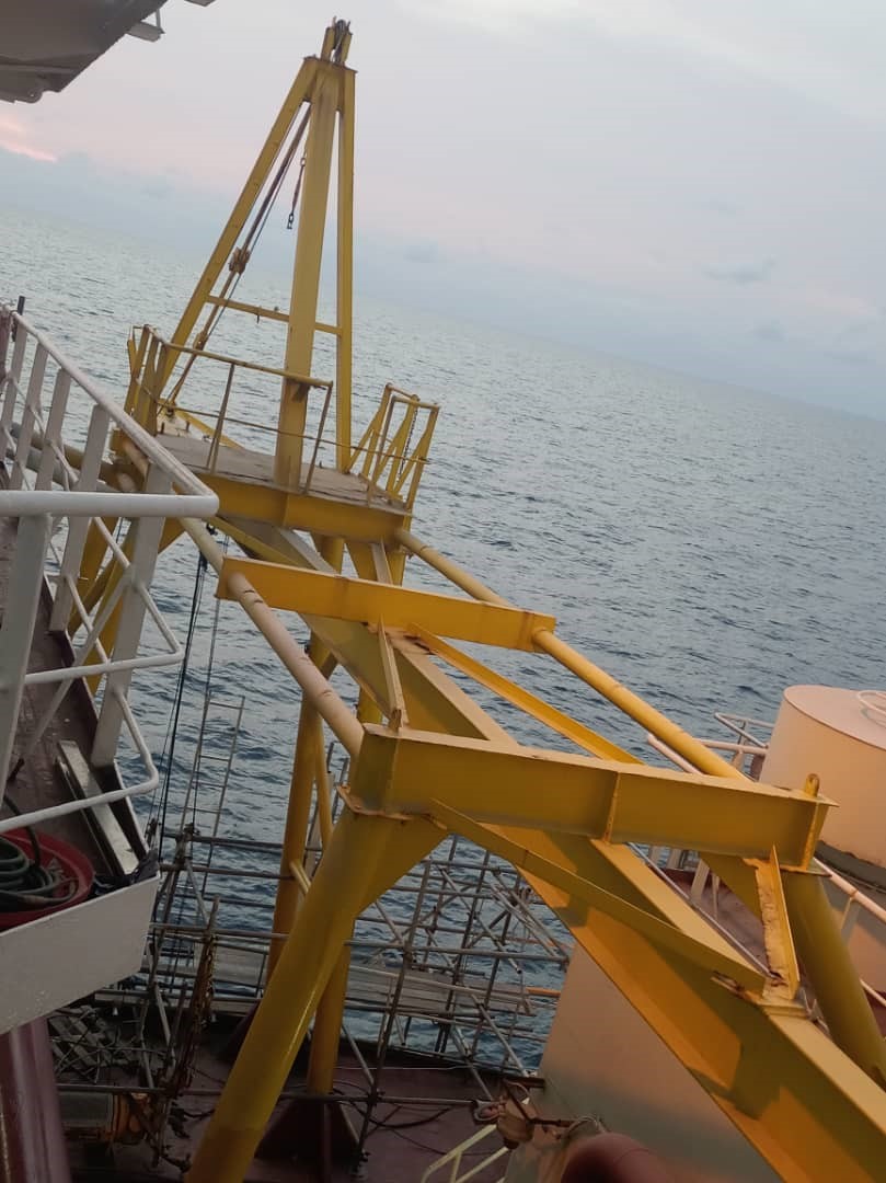 4. carne to lift from sea to deck but small